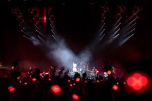 「UVERworld KING'S PARADE 男祭りREBORN at NISSAN STADIUM 6 VS 72000」の様子。（撮影：平野タカシ）