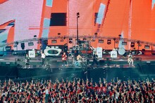 「UVERworld KING'S PARADE 男祭りREBORN at NISSAN STADIUM 6 VS 72000」の様子。（撮影：平野タカシ）