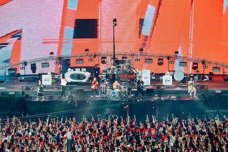 「UVERworld KING'S PARADE 男祭りREBORN at NISSAN STADIUM 6 VS 72000」の様子。（撮影：平野タカシ）