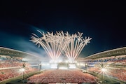 「UVERworld KING'S PARADE 男祭りREBORN at NISSAN STADIUM 6 VS 72000」の様子。（撮影：平野タカシ）