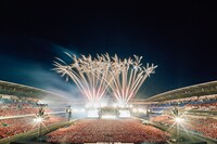 「UVERworld KING'S PARADE 男祭りREBORN at NISSAN STADIUM 6 VS 72000」の様子。（撮影：平野タカシ）