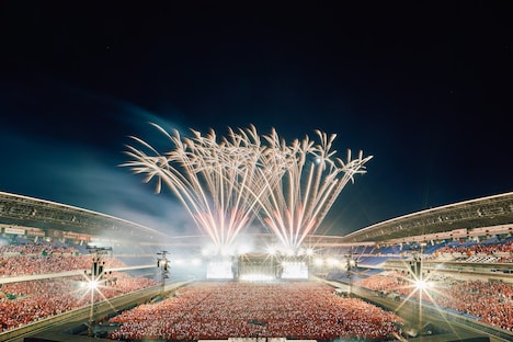 「UVERworld KING'S PARADE 男祭りREBORN at NISSAN STADIUM 6 VS 72000」の様子。（撮影：平野タカシ）