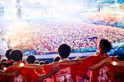 「UVERworld KING'S PARADE 男祭りREBORN at NISSAN STADIUM 6 VS 72000」の様子。（撮影：平野タカシ）