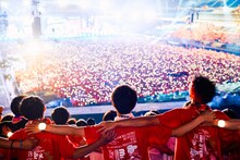 「UVERworld KING'S PARADE 男祭りREBORN at NISSAN STADIUM 6 VS 72000」の様子。（撮影：平野タカシ）