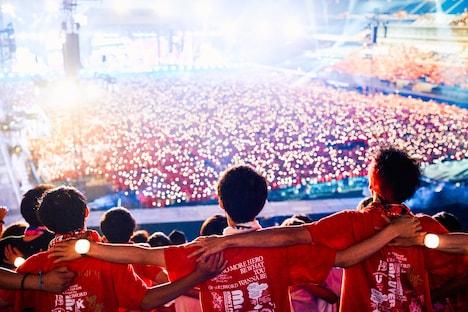 「UVERworld KING'S PARADE 男祭りREBORN at NISSAN STADIUM 6 VS 72000」の様子。（撮影：平野タカシ）