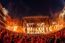 「UVERworld KING'S PARADE 男祭りREBORN at NISSAN STADIUM 6 VS 72000」の様子。（撮影：平野タカシ）