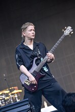 信人（B）（撮影：平野タカシ）