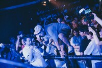 「漂流人間」演奏中より、フロアからステージに戻ってくるジョハ（G, Vo）。（Photo by Machida Chiaki）