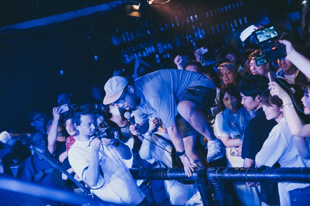 「漂流人間」演奏中より、フロアからステージに戻ってくるジョハ（G, Vo）。（Photo by Machida Chiaki）