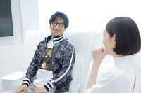 小島秀夫さんからルーデンスのエピソードを聞いて、驚いた様子ののっちさん（右）。