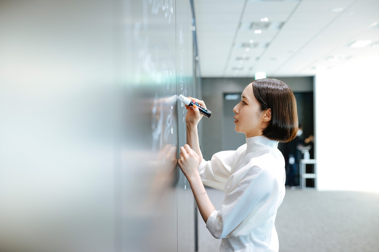 カフェテリアの壁には、スタジオに訪れたゲストのサインがたくさん書かれていました。そこでのっちさんにもサインを書いてもらうことに。
