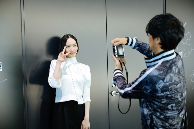 サインと一緒に添えられる写真を、小島秀夫さん自らが撮影。