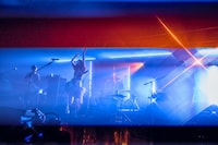 のんのライブの様子。