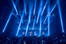 のんのライブの様子。