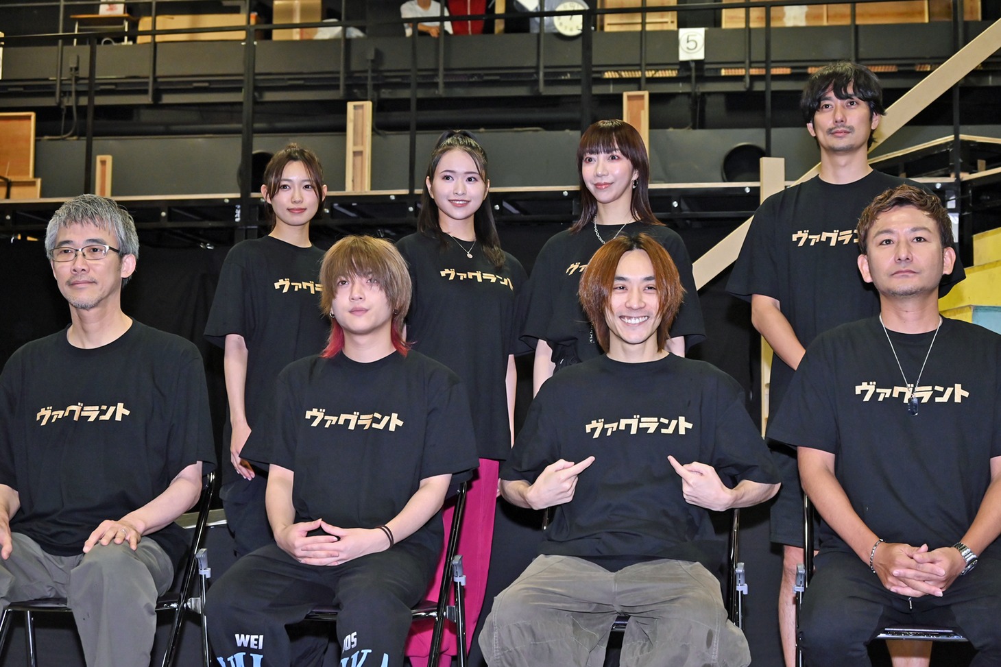 「ヴァグラント」会見の様子。前列左から板垣恭一、廣野凌大、平間壮一、新藤晴一、後列左から山口乃々華、小南満佑子、美弥るりか、平岡祐太。