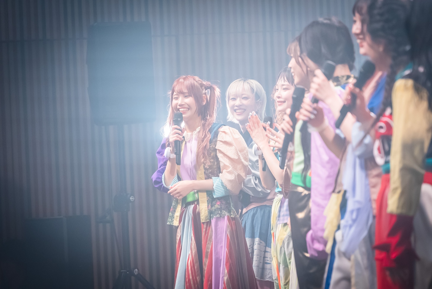 でんぱ組.incとの競演を喜ぶアイナスター（左端）。