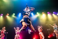 威勢よくジャンプする天沢璃人。