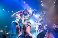 カメラ目線の藤咲彩音（左）と空野青空（右）。