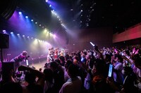 観客を煽るでんぱ組.inc。