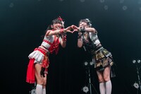 手でハートを作る古川未鈴（左）と相沢梨紗（右）。