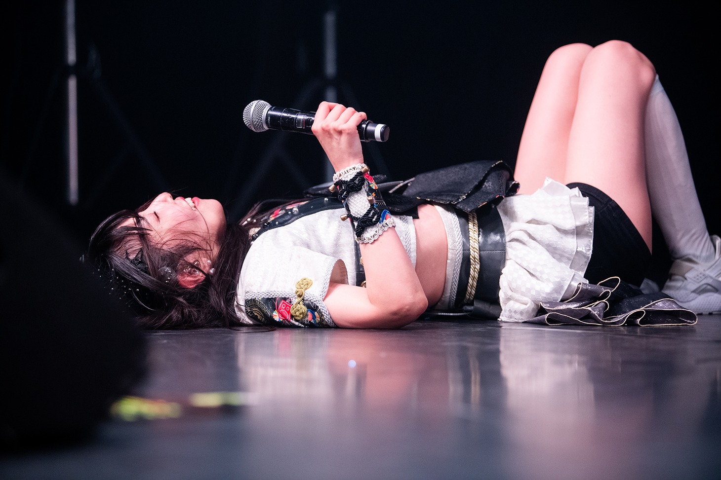 昼夜公演を終えて力尽き“床”になる相沢梨紗。