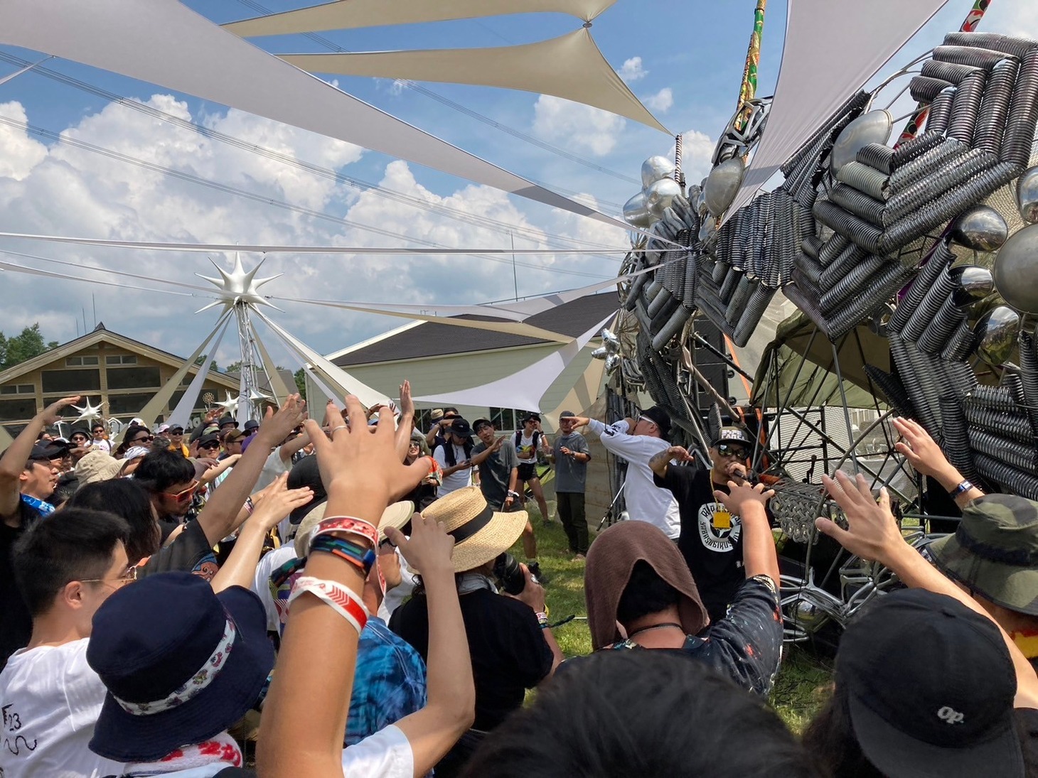 野外フェスティバル「FUJI ROCK FESTIVAL '23」でのラッパ我リヤのライブの様子。