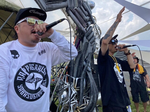 野外フェスティバル「FUJI ROCK FESTIVAL '23」でのラッパ我リヤのライブの様子。