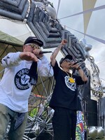 野外フェスティバル「FUJI ROCK FESTIVAL '23」でのラッパ我リヤのライブの様子。