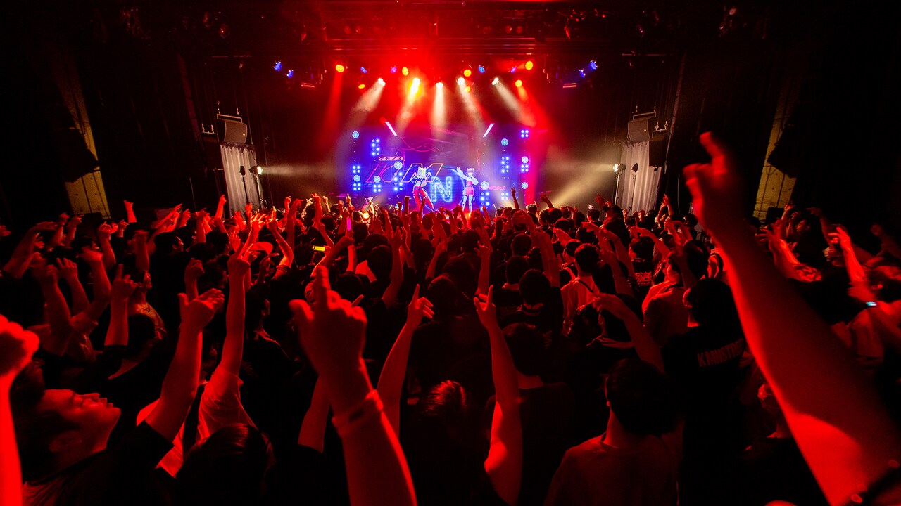 バーチャルガールズデュオ・KMNZ、初の声出し解禁ワンマンで見せた