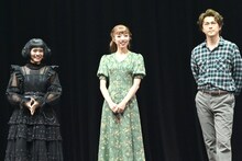 左から清水美依紗、愛加あゆ、勝地涼。