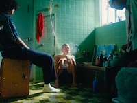 HOME「Lucy」ミュージックビデオのサムネイル。