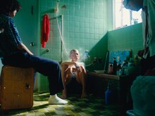 HOME「Lucy」ミュージックビデオのサムネイル。