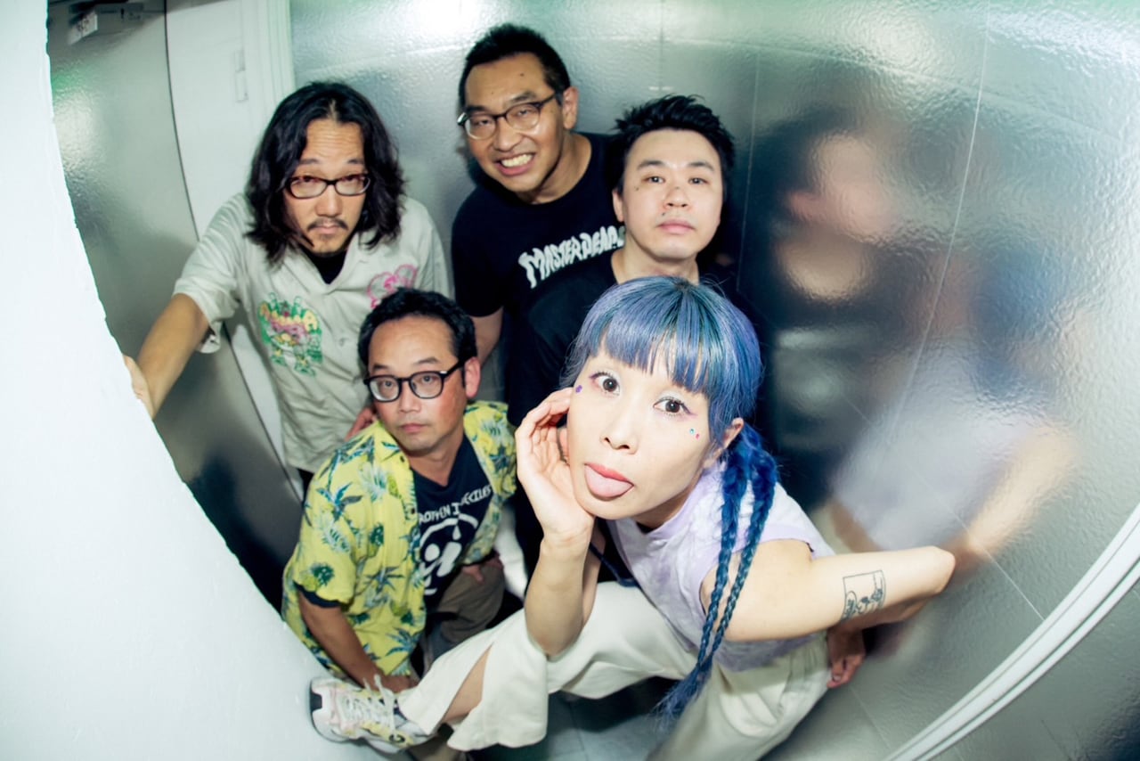 調布らーめんHAGGYにリミエキ、厨房で演奏しラーメンライスを食う