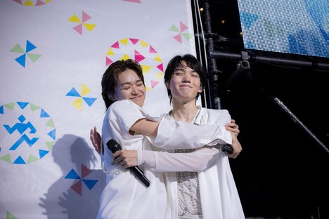 ハグをする大倉空人と小泉光咲。（撮影：米山三郎）