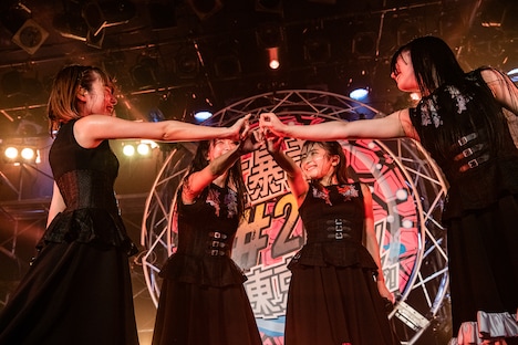 新曲「アドマイア」を披露する#2i2。