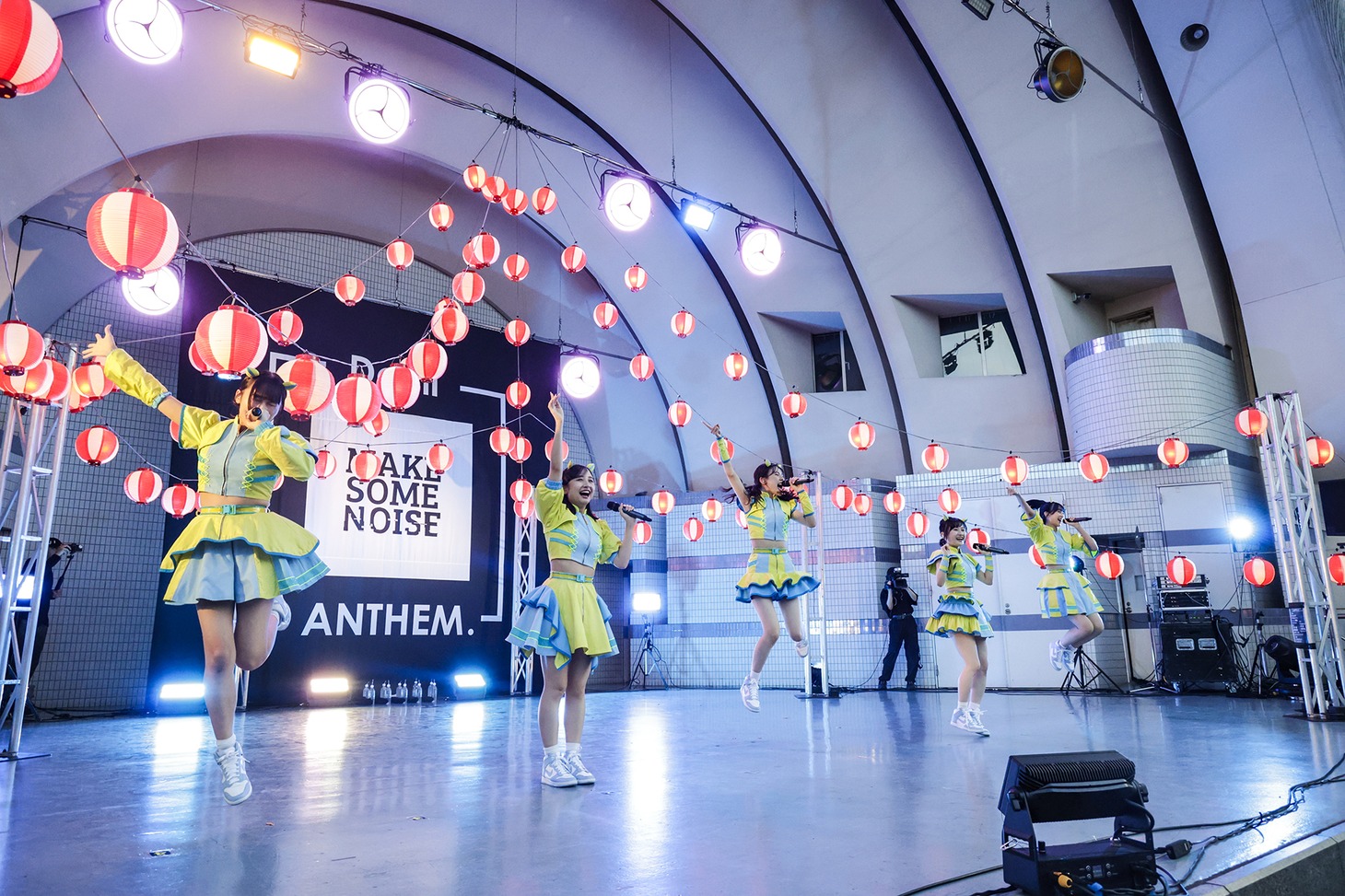 Devil ANTHEM.「#でび夏 無銭無双 in 代々木公園野外ステージ」の様子。（撮影：笹森健一）