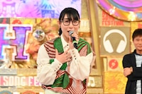 「オオカミ少年」の「ハマダ歌謡祭」で歌うハシヤスメ・アツコ。(c)TBS
