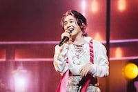 人気画像4位は「Mrs. GREEN APPLEが航海へ！荒波を越えてたどり着いた、虹のかかる晴天の海」より、大森元貴（Vo, G）（撮影：田中聖太郎写真事務所）