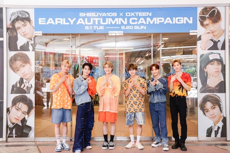 SHIBUYA109の入り口に立つDXTEEN (c)LAPONE Entertainment