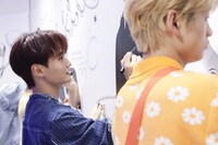 真剣な表情でサインを書く寺尾香信。