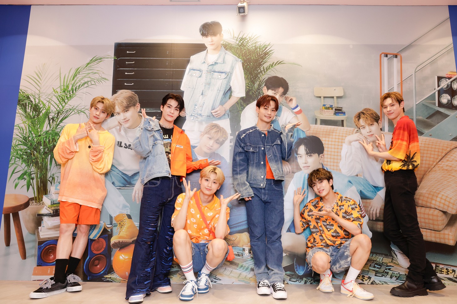 DXTEEN (c)LAPONE Entertainment