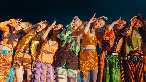 XG「TGIF」ミュージックビデオより。