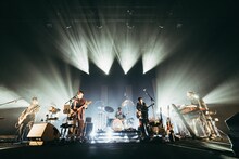 「くるり『愛の太陽 EP』発売記念ホールツアー2023」東京公演1日目の様子。（撮影：三田村亮）