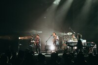 「くるり『愛の太陽 EP』発売記念ホールツアー2023」東京公演1日目の様子。（撮影：三田村亮）