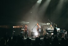 「くるり『愛の太陽 EP』発売記念ホールツアー2023」東京公演1日目の様子。（撮影：三田村亮）