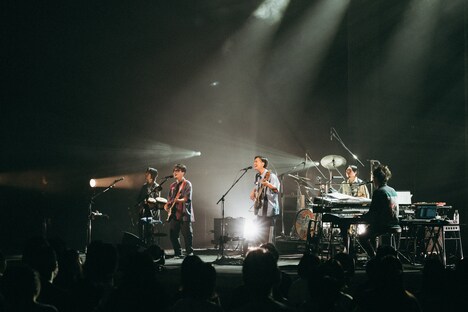 「くるり『愛の太陽 EP』発売記念ホールツアー2023」東京公演1日目の様子。(撮影:三田村亮)