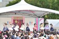 iLiFE!と高嶺のなでしこによるコラボパフォーマンスの様子。