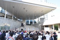 QUEENSによるライブの様子。