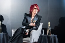 シャンパングラスを持つSUGIZO。