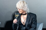 シャンパングラスを持つHYDE。